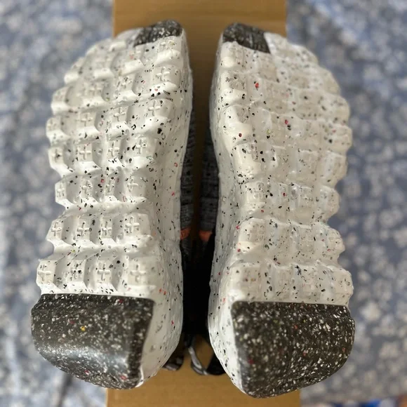 Nike Space Hippies women’s size 8, Men’s size 6.5 Back and Grey sneakers - Picture 4 of 5